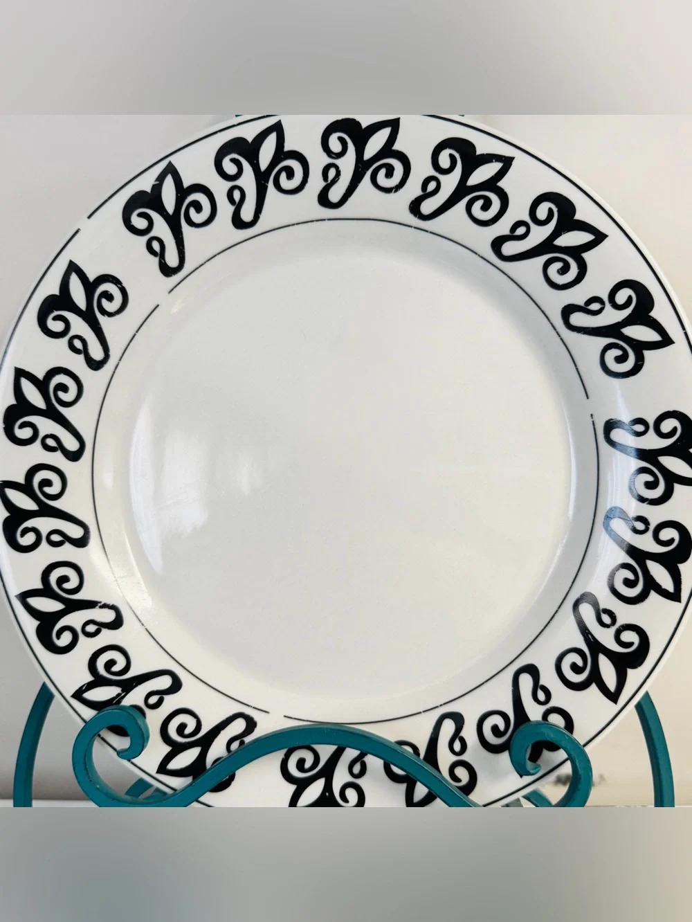 Vintage Oneida Casual Settings Classica Cream Stoneware Plates with Black Scroll